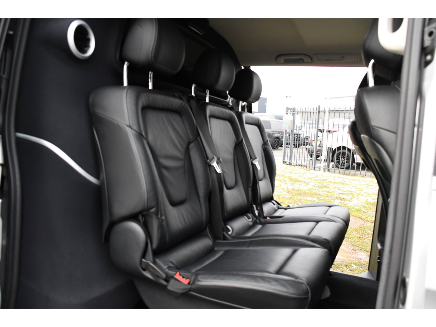 Mercedes-Benz V-Klasse 250d Lang DC Avantgarde Edition Full options! Cruise, 360 Camera, 2 x Electrische deur, Leder, Stoelverwarming, Trekhaak, LED, 190pk, Uniek!