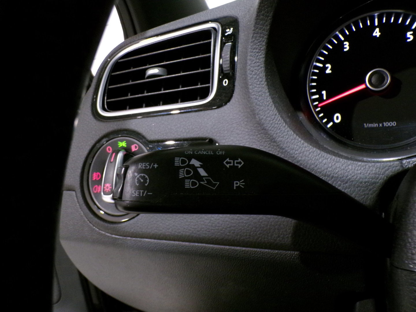 Volkswagen Polo 1.2 TSI R-Line Edition "Origineel NL!" Panoramadak Xenon-LED Navigatie Bluetooth Cruise-control 17"Velgen Garantie