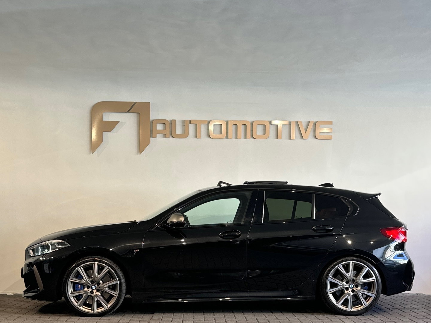 BMW 1-serie M135i xDrive Executive Pano|Keyless|Sfeer|HuD
