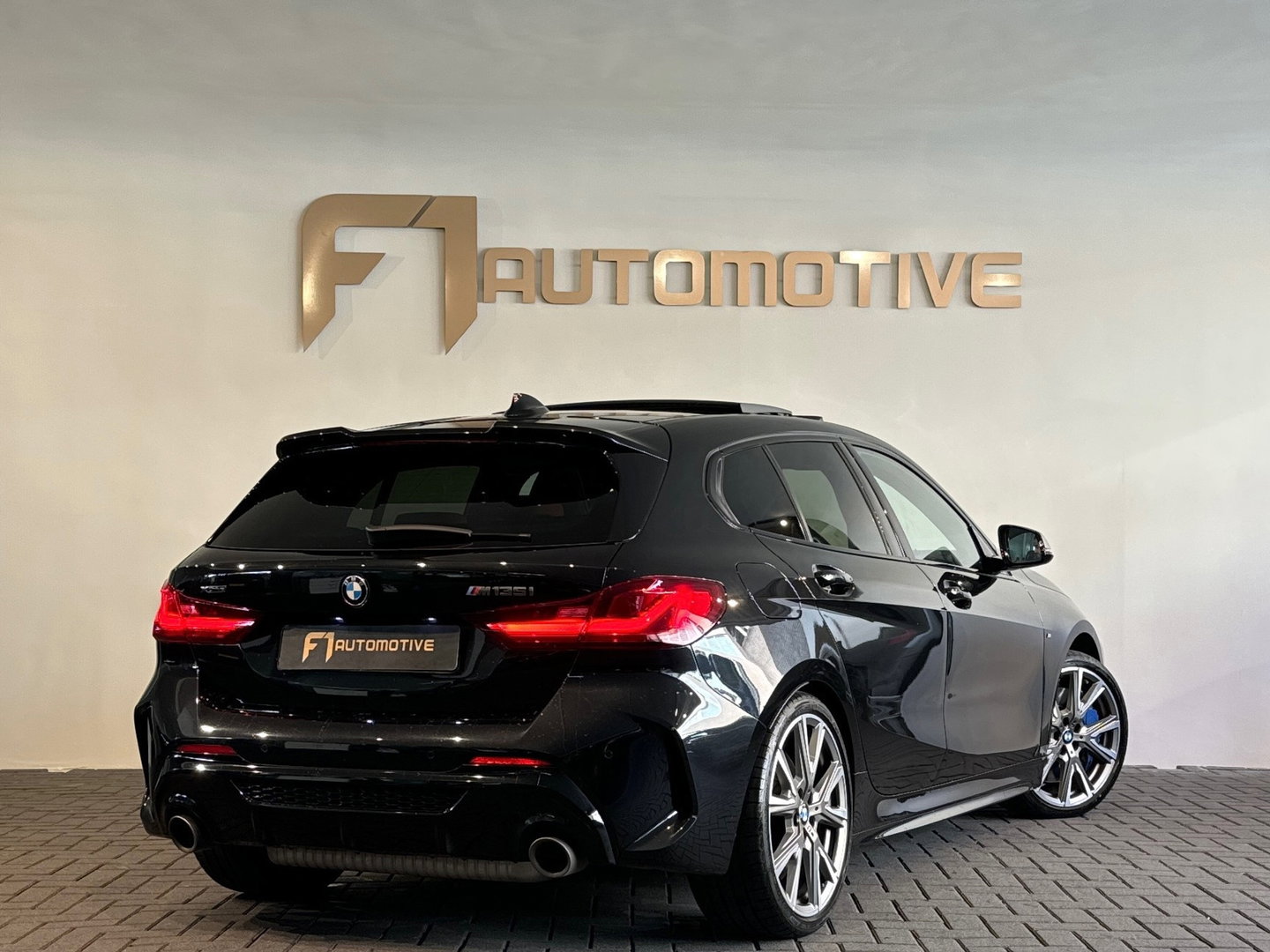 BMW 1-serie M135i xDrive Executive Pano|Keyless|Sfeer|HuD