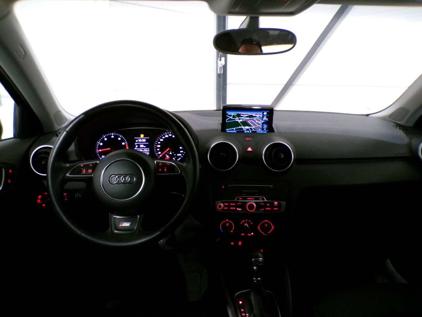 Audi A1 Sportback 1.0 TFSI Adrenalin S-Line "Origineel NL!" Automaat! Stoelverwarming Parkeersensoren Navigatie Bluetooth 17"Velg