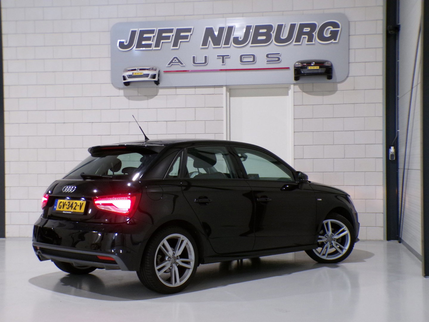 Audi A1 Sportback 1.0 TFSI Adrenalin S-Line "Origineel NL!" Automaat! Stoelverwarming Parkeersensoren Navigatie Bluetooth 17"Velg