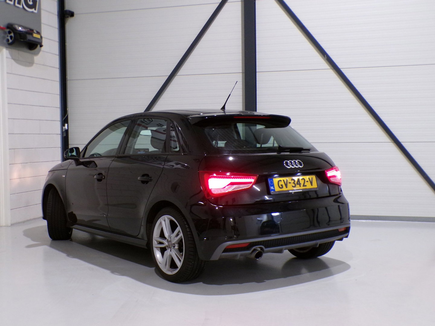 Audi A1 Sportback 1.0 TFSI Adrenalin S-Line "Origineel NL!" Automaat! Stoelverwarming Parkeersensoren Navigatie Bluetooth 17"Velg