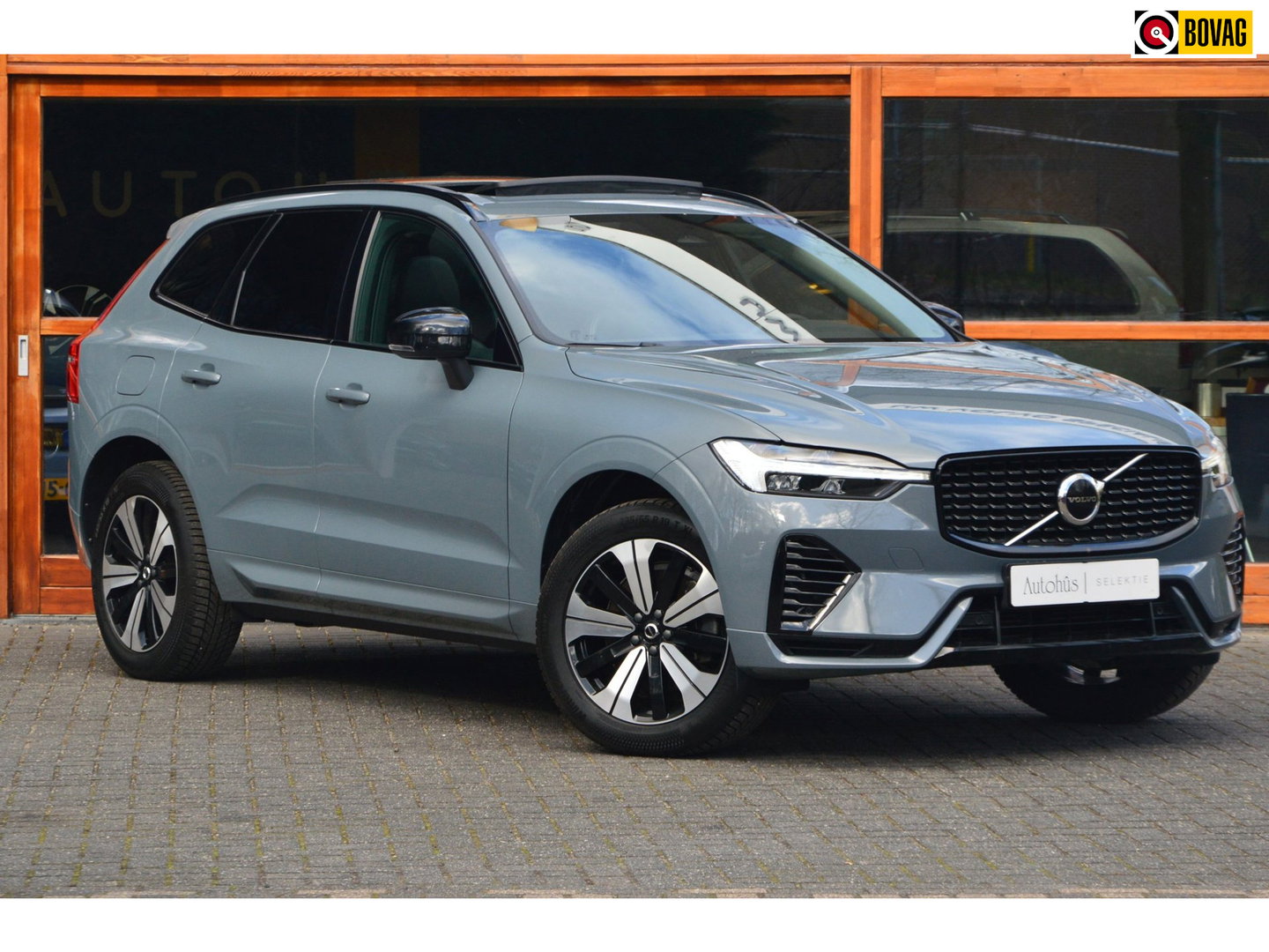 Volvo XC60 T6 Hybride AWD Plus Dark LONG RANGE | Panoramadak | Stoel + Stuur Verwarmd | Camera | Apple CarPlay |