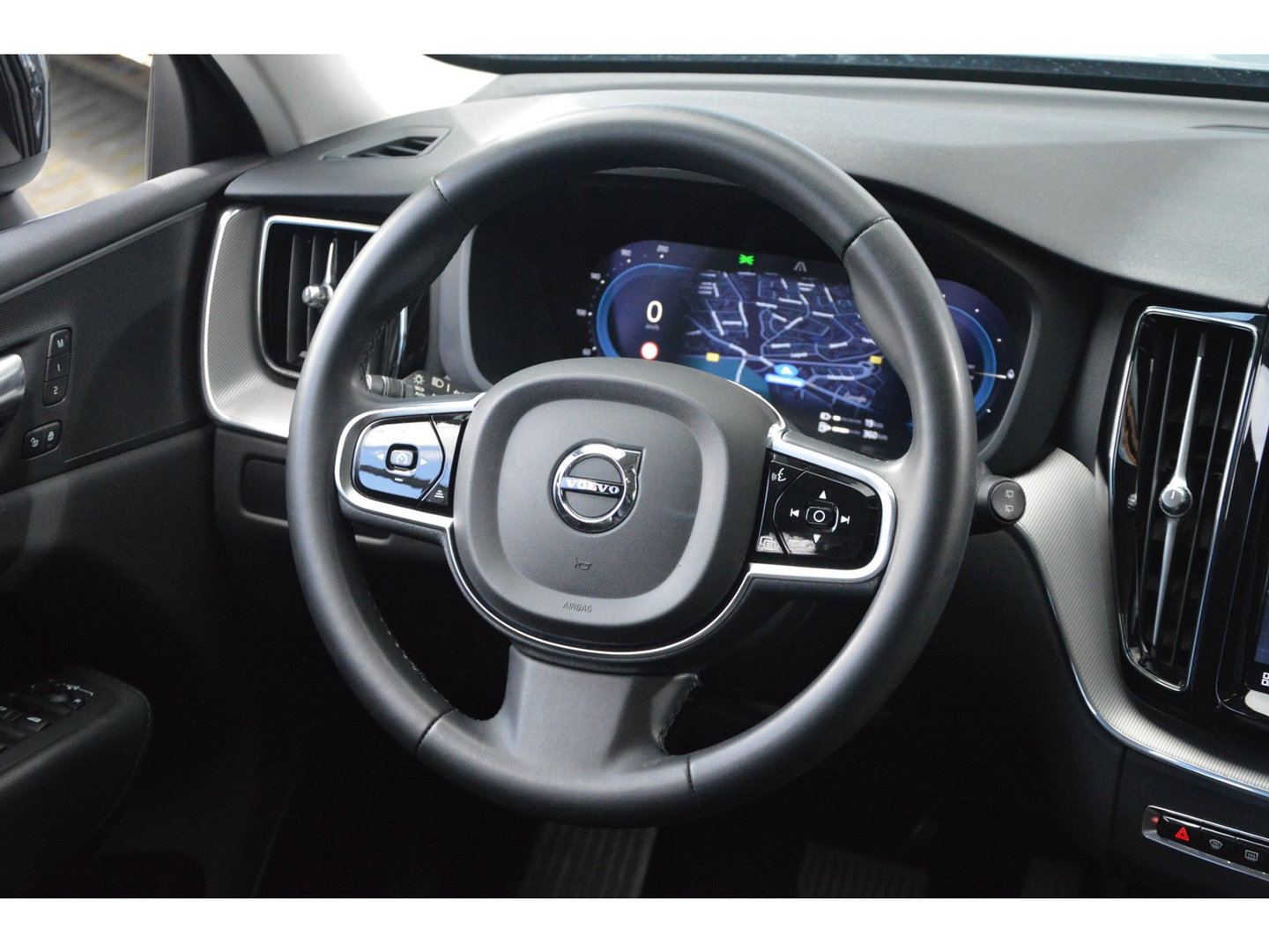 Volvo XC60 T6 Hybride AWD Plus Dark LONG RANGE | Panoramadak | Stoel + Stuur Verwarmd | Camera | Apple CarPlay |