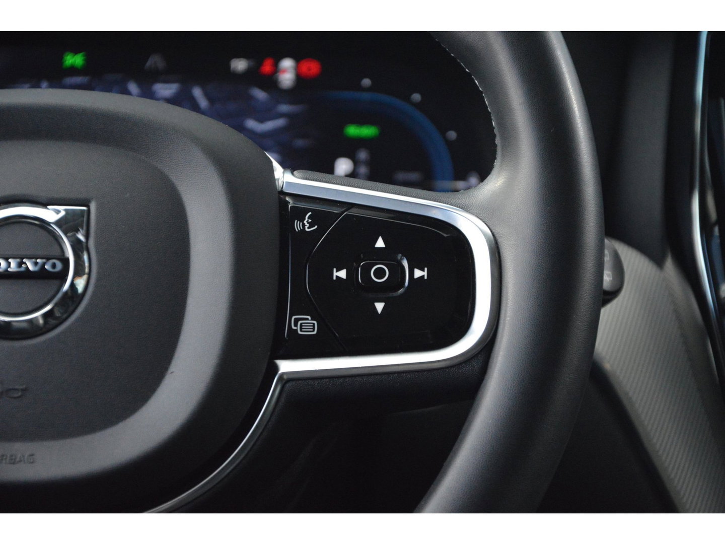 Volvo XC60 T6 Hybride AWD Plus Dark LONG RANGE | Panoramadak | Stoel + Stuur Verwarmd | Camera | Apple CarPlay |