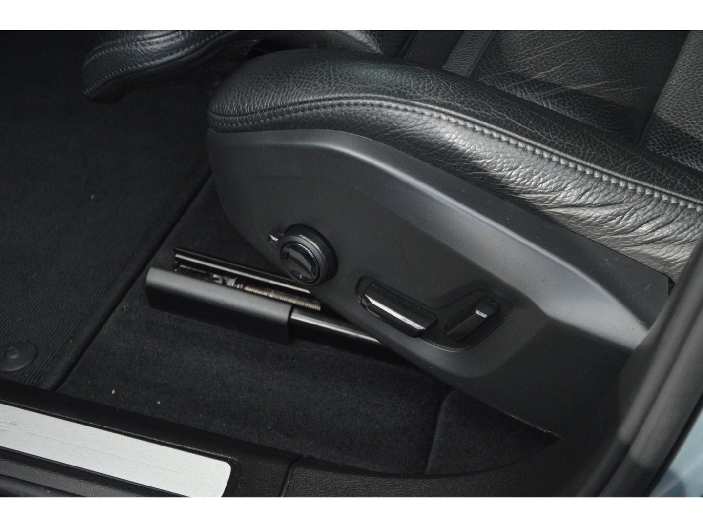 Volvo XC60 T6 Hybride AWD Plus Dark LONG RANGE | Panoramadak | Stoel + Stuur Verwarmd | Camera | Apple CarPlay |