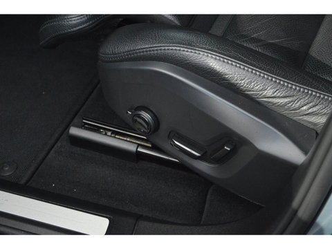 Volvo XC60 T6 Hybride AWD Plus Dark LONG RANGE | Panoramadak | Stoel + Stuur Verwarmd | Camera | Apple CarPlay |