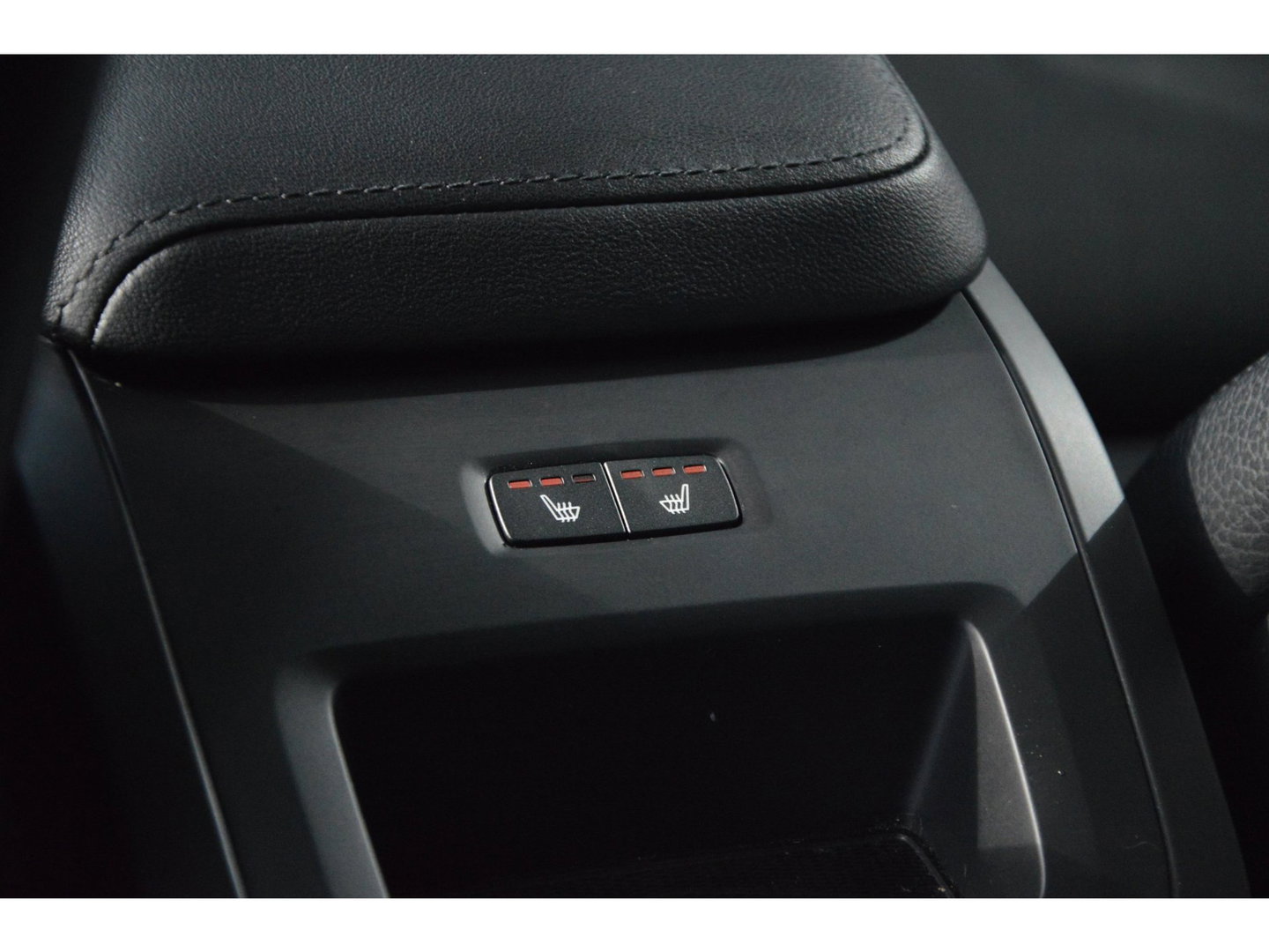 Volvo XC60 T6 Hybride AWD Plus Dark LONG RANGE | Panoramadak | Stoel + Stuur Verwarmd | Camera | Apple CarPlay |