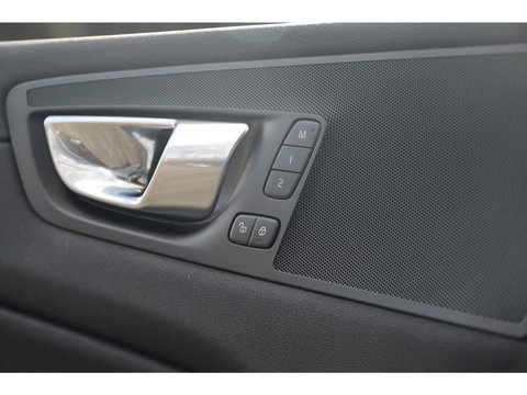 Volvo XC60 T6 Hybride AWD Plus Dark LONG RANGE | Panoramadak | Stoel + Stuur Verwarmd | Camera | Apple CarPlay |