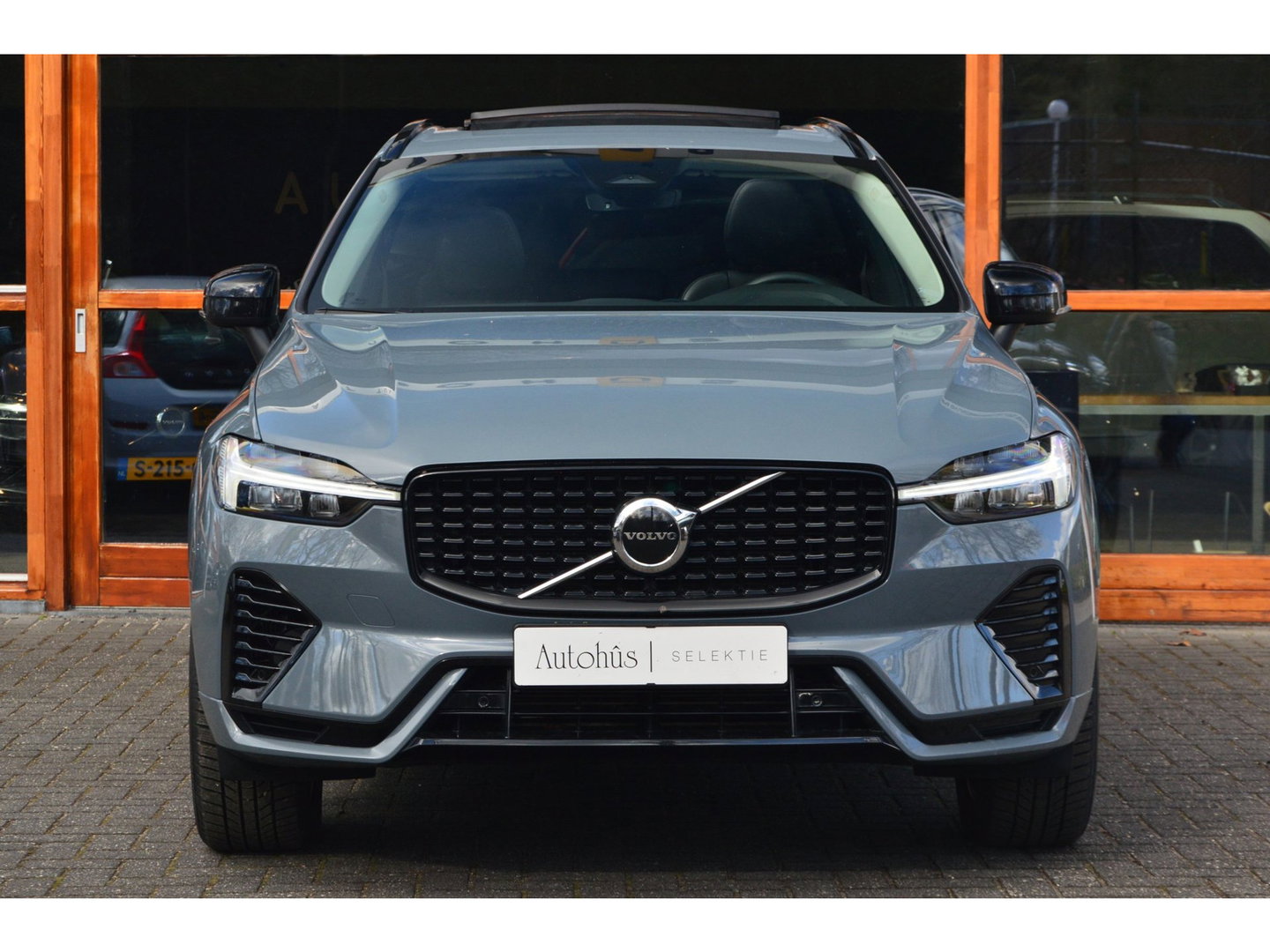 Volvo XC60 T6 Hybride AWD Plus Dark LONG RANGE | Panoramadak | Stoel + Stuur Verwarmd | Camera | Apple CarPlay |