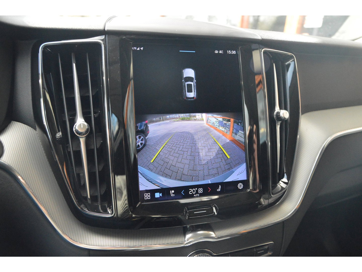 Volvo XC60 T6 Hybride AWD Plus Dark LONG RANGE | Panoramadak | Stoel + Stuur Verwarmd | Camera | Apple CarPlay |