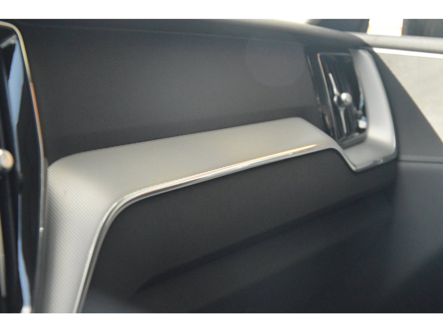 Volvo XC60 T6 Hybride AWD Plus Dark LONG RANGE | Panoramadak | Stoel + Stuur Verwarmd | Camera | Apple CarPlay |