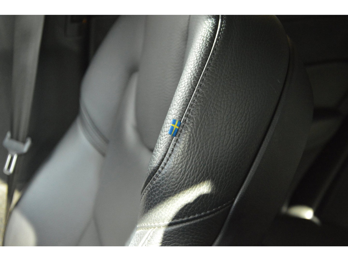 Volvo XC60 T6 Hybride AWD Plus Dark LONG RANGE | Panoramadak | Stoel + Stuur Verwarmd | Camera | Apple CarPlay |