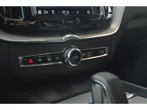 Volvo XC60 T6 Hybride AWD Plus Dark LONG RANGE | Panoramadak | Stoel + Stuur Verwarmd | Camera | Apple CarPlay |