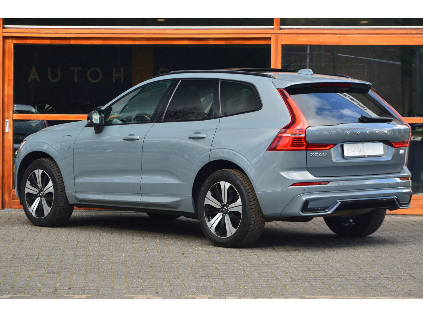 Volvo XC60 T6 Hybride AWD Plus Dark LONG RANGE | Panoramadak | Stoel + Stuur Verwarmd | Camera | Apple CarPlay |