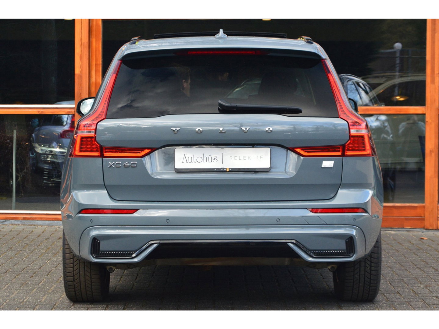 Volvo XC60 T6 Hybride AWD Plus Dark LONG RANGE | Panoramadak | Stoel + Stuur Verwarmd | Camera | Apple CarPlay |