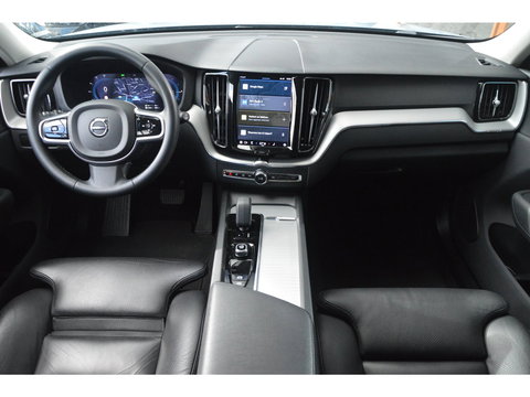 Volvo XC60 T6 Hybride AWD Plus Dark LONG RANGE | Panoramadak | Stoel + Stuur Verwarmd | Camera | Apple CarPlay |