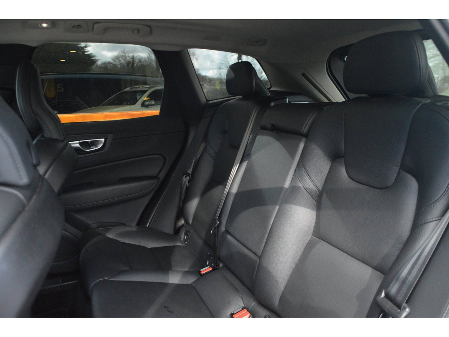 Volvo XC60 T6 Hybride AWD Plus Dark LONG RANGE | Panoramadak | Stoel + Stuur Verwarmd | Camera | Apple CarPlay |