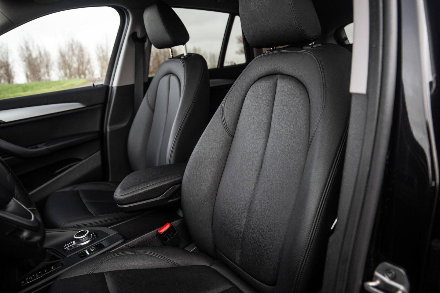 BMW X1 xDrive25e Executive CAMERA / CARPLAY / HEAD UP DISPLAY / LEDER / LED / CRUISE CONTROLE / STOELVERWARMING