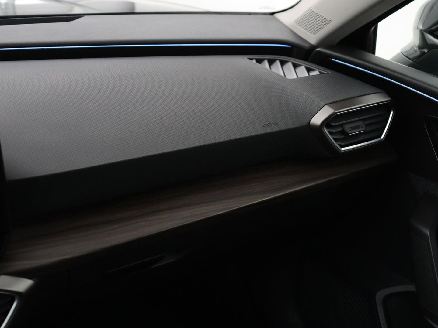 SEAT Leon 1.4 TSI eHybrid PHEV Xcellence | SOH 100% | Stoel & stuurverwarming | Sfeerverlichting | Keyless | Navigatie | Park Assist | Cruise control | Digital Cockpit | Climate control | Plug In