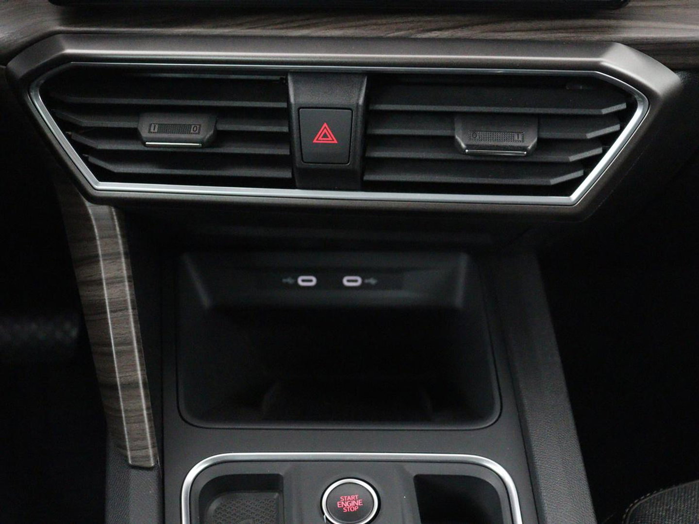 SEAT Leon 1.4 TSI eHybrid PHEV Xcellence | SOH 100% | Stoel & stuurverwarming | Sfeerverlichting | Keyless | Navigatie | Park Assist | Cruise control | Digital Cockpit | Climate control | Plug In