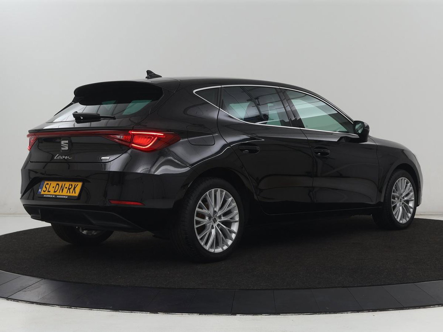 SEAT Leon 1.4 TSI eHybrid PHEV Xcellence | SOH 100% | Stoel & stuurverwarming | Sfeerverlichting | Keyless | Navigatie | Park Assist | Cruise control | Digital Cockpit | Climate control | Plug In