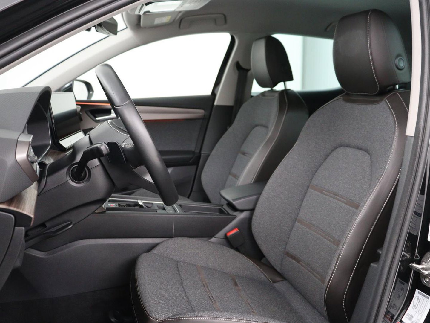 SEAT Leon 1.4 TSI eHybrid PHEV Xcellence | SOH 100% | Stoel & stuurverwarming | Sfeerverlichting | Keyless | Navigatie | Park Assist | Cruise control | Digital Cockpit | Climate control | Plug In