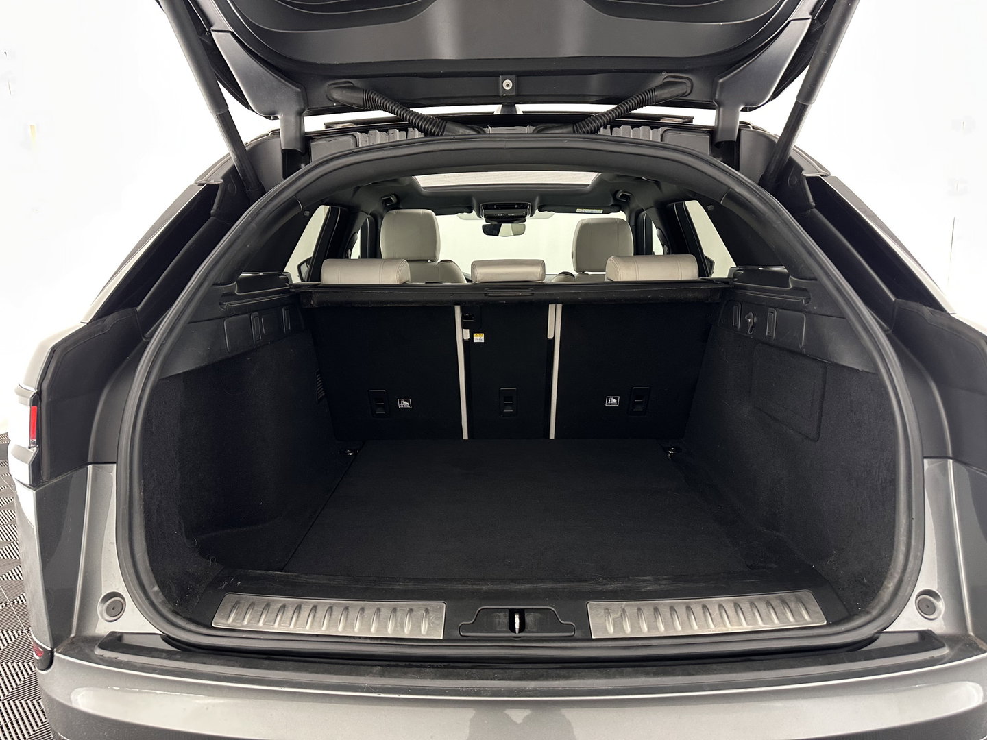 Land Rover Range Rover Velar 2.0 P300 Turbo AWD R-Dynamic HSE Aut. *PANO | HEAD-UP | LEATHER | MATRIX-LED | MEMORY-PACK | BLINDSPOT | MERIDIAN-SURROUND | DIGI-COCKPIT | CAMERA | KEYLESS | HEATED-COMFORTSEATS | PRIVACYGLASS | SHIFTPADDLES | TOWBAR | 22"A