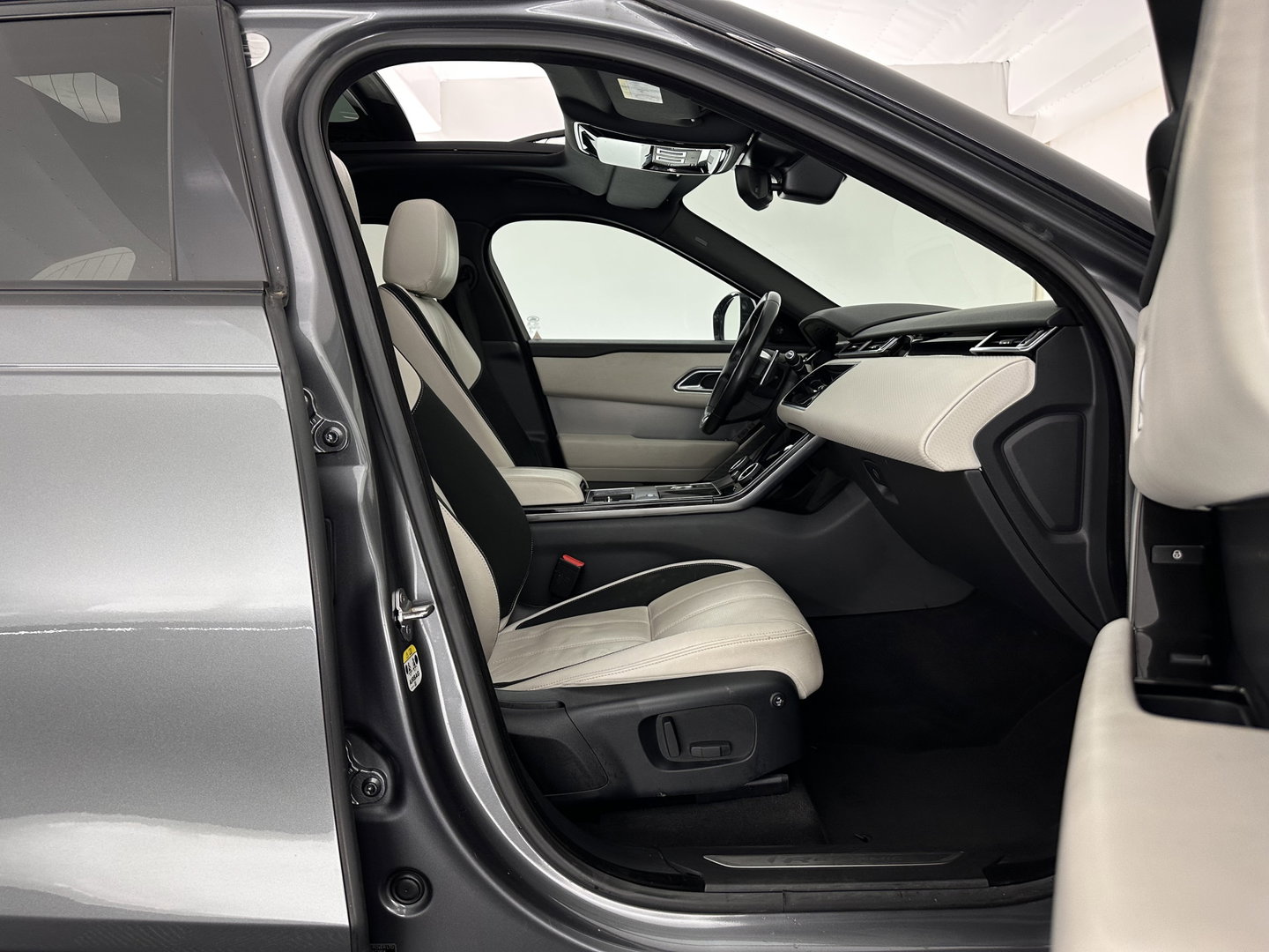 Land Rover Range Rover Velar 2.0 P300 Turbo AWD R-Dynamic HSE Aut. *PANO | HEAD-UP | LEATHER | MATRIX-LED | MEMORY-PACK | BLINDSPOT | MERIDIAN-SURROUND | DIGI-COCKPIT | CAMERA | KEYLESS | HEATED-COMFORTSEATS | PRIVACYGLASS | SHIFTPADDLES | TOWBAR | 22"A