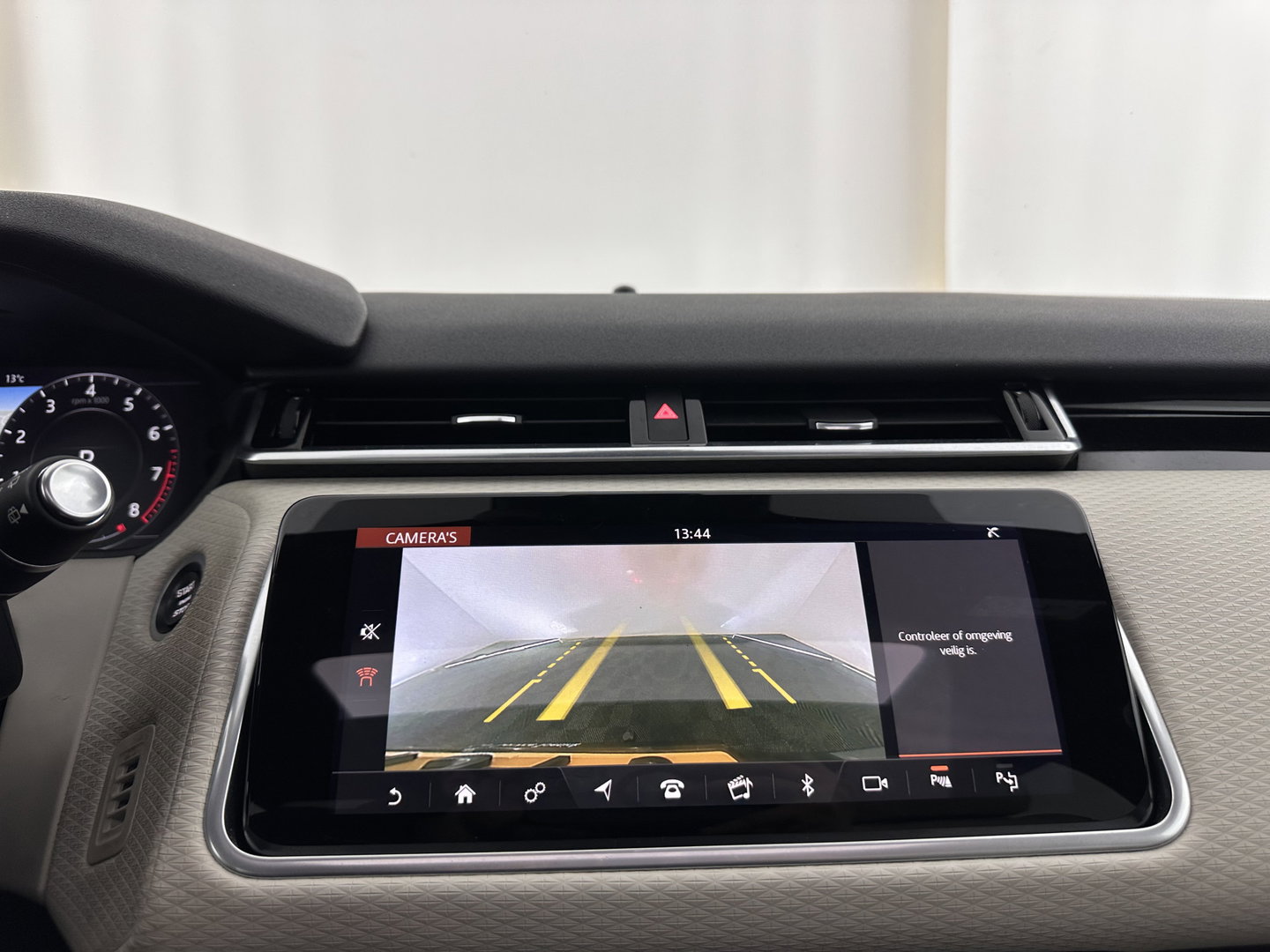 Land Rover Range Rover Velar 2.0 P300 Turbo AWD R-Dynamic HSE Aut. *PANO | HEAD-UP | LEATHER | MATRIX-LED | MEMORY-PACK | BLINDSPOT | MERIDIAN-SURROUND | DIGI-COCKPIT | CAMERA | KEYLESS | HEATED-COMFORTSEATS | PRIVACYGLASS | SHIFTPADDLES | TOWBAR | 22"A