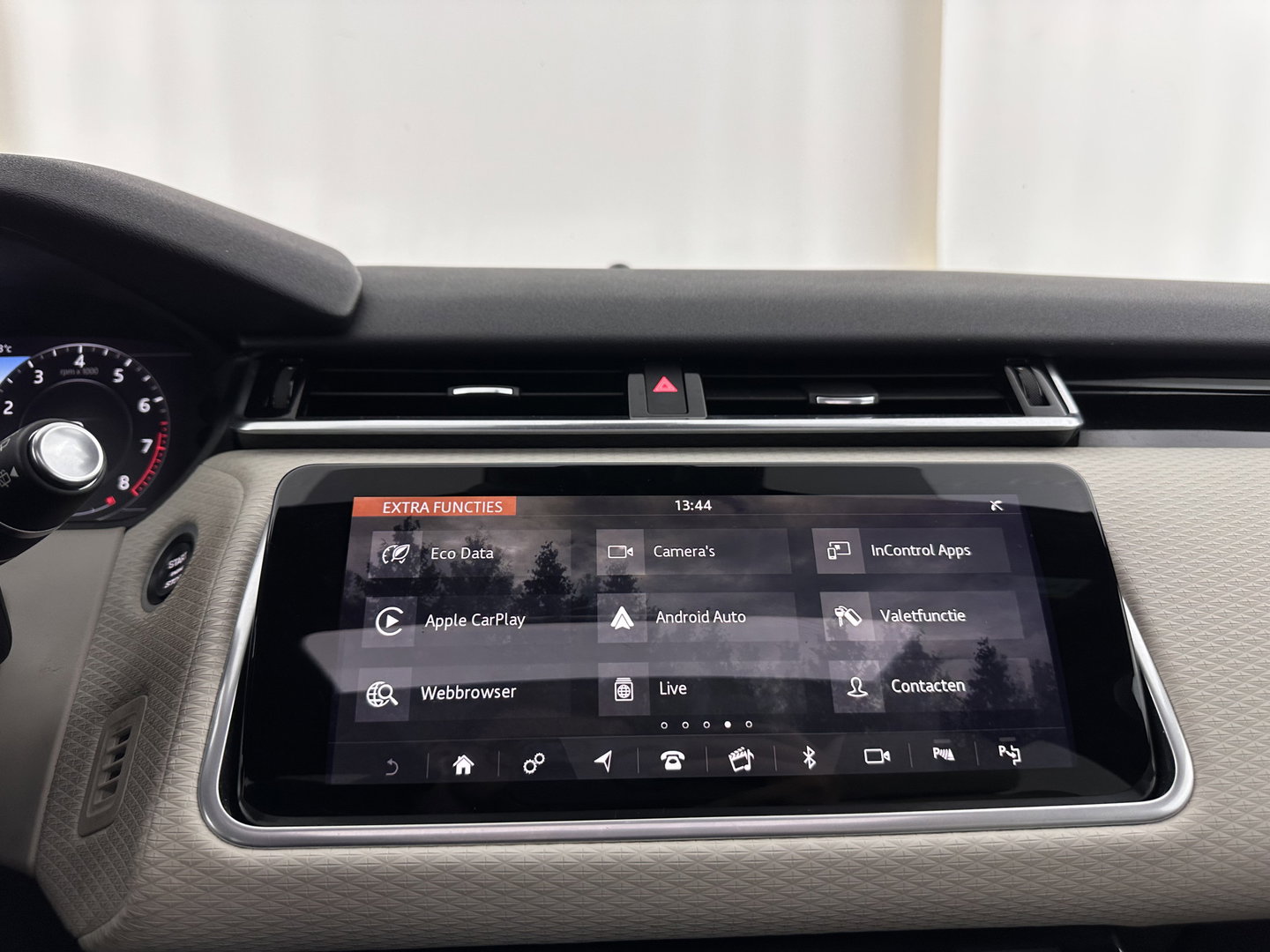 Land Rover Range Rover Velar 2.0 P300 Turbo AWD R-Dynamic HSE Aut. *PANO | HEAD-UP | LEATHER | MATRIX-LED | MEMORY-PACK | BLINDSPOT | MERIDIAN-SURROUND | DIGI-COCKPIT | CAMERA | KEYLESS | HEATED-COMFORTSEATS | PRIVACYGLASS | SHIFTPADDLES | TOWBAR | 22"A