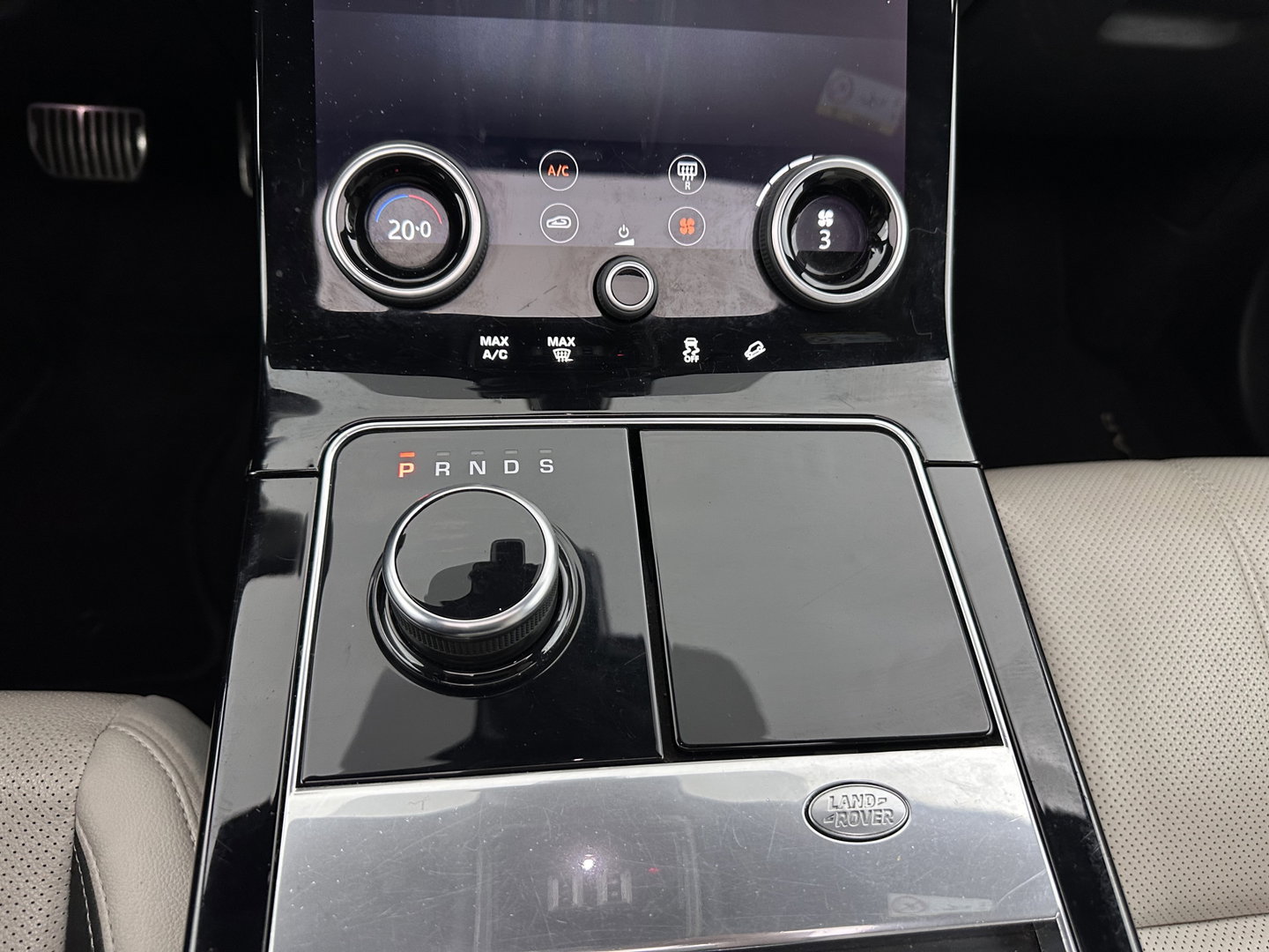 Land Rover Range Rover Velar 2.0 P300 Turbo AWD R-Dynamic HSE Aut. *PANO | HEAD-UP | LEATHER | MATRIX-LED | MEMORY-PACK | BLINDSPOT | MERIDIAN-SURROUND | DIGI-COCKPIT | CAMERA | KEYLESS | HEATED-COMFORTSEATS | PRIVACYGLASS | SHIFTPADDLES | TOWBAR | 22"A