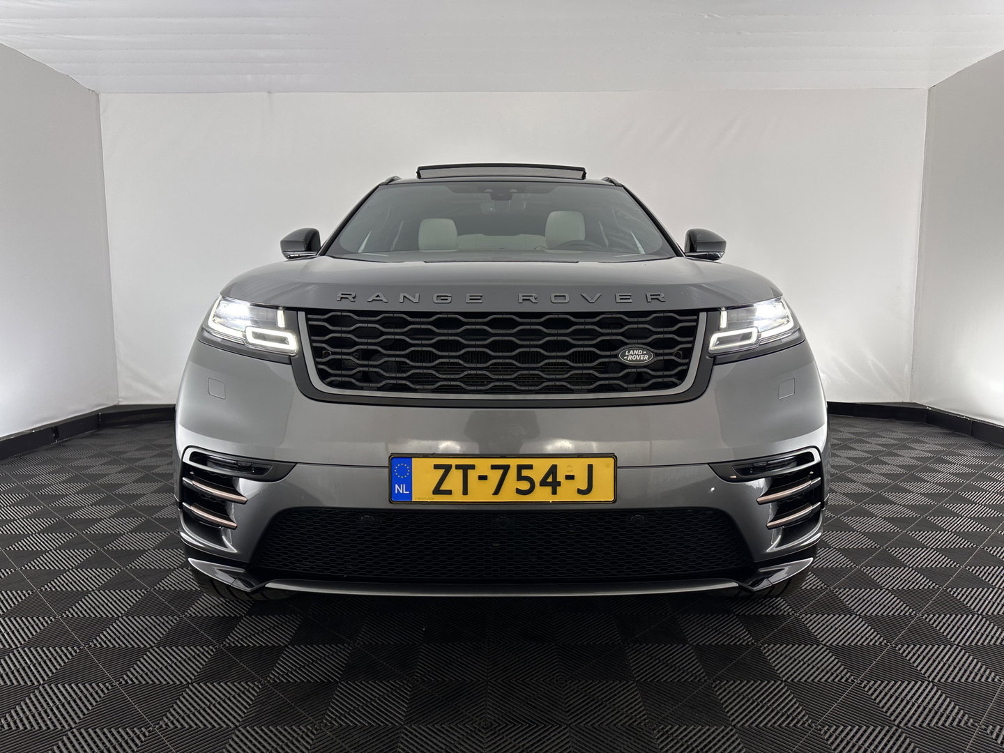 Land Rover Range Rover Velar 2.0 P300 Turbo AWD R-Dynamic HSE Aut. *PANO | HEAD-UP | LEATHER | MATRIX-LED | MEMORY-PACK | BLINDSPOT | MERIDIAN-SURROUND | DIGI-COCKPIT | CAMERA | KEYLESS | HEATED-COMFORTSEATS | PRIVACYGLASS | SHIFTPADDLES | TOWBAR | 22"A
