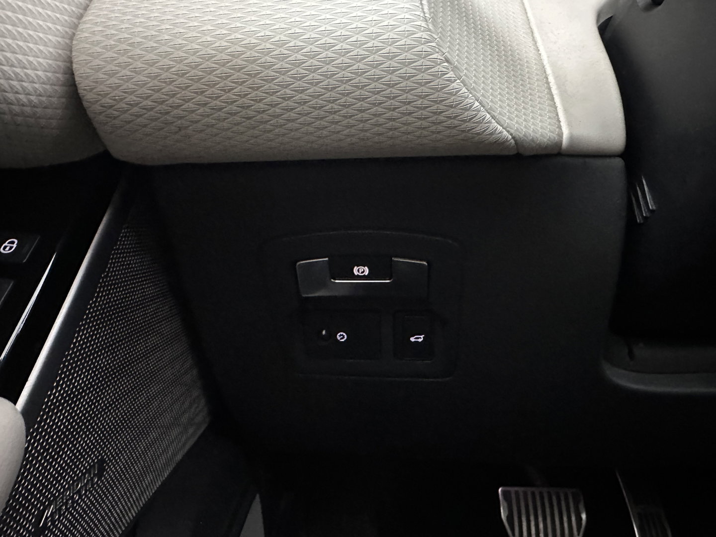 Land Rover Range Rover Velar 2.0 P300 Turbo AWD R-Dynamic HSE Aut. *PANO | HEAD-UP | LEATHER | MATRIX-LED | MEMORY-PACK | BLINDSPOT | MERIDIAN-SURROUND | DIGI-COCKPIT | CAMERA | KEYLESS | HEATED-COMFORTSEATS | PRIVACYGLASS | SHIFTPADDLES | TOWBAR | 22"A