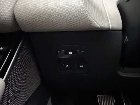 Land Rover Range Rover Velar 2.0 P300 Turbo AWD R-Dynamic HSE Aut. *PANO | HEAD-UP | LEATHER | MATRIX-LED | MEMORY-PACK | BLINDSPOT | MERIDIAN-SURROUND | DIGI-COCKPIT | CAMERA | KEYLESS | HEATED-COMFORTSEATS | PRIVACYGLASS | SHIFTPADDLES | TOWBAR | 22"A