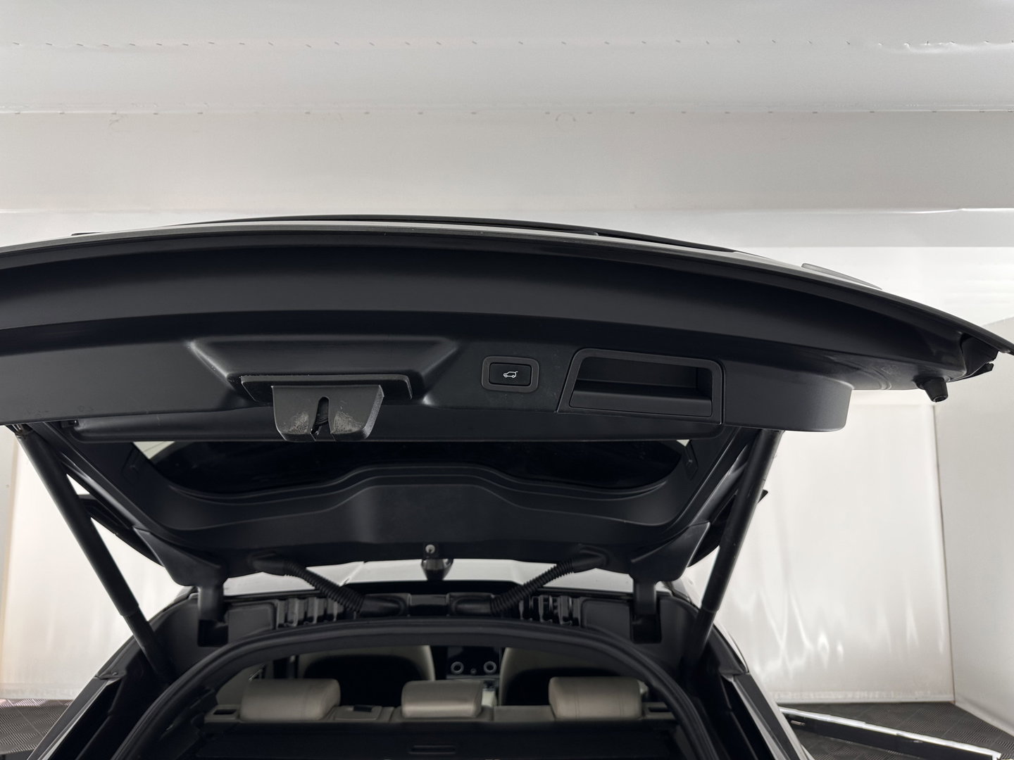 Land Rover Range Rover Velar 2.0 P300 Turbo AWD R-Dynamic HSE Aut. *PANO | HEAD-UP | LEATHER | MATRIX-LED | MEMORY-PACK | BLINDSPOT | MERIDIAN-SURROUND | DIGI-COCKPIT | CAMERA | KEYLESS | HEATED-COMFORTSEATS | PRIVACYGLASS | SHIFTPADDLES | TOWBAR | 22"A