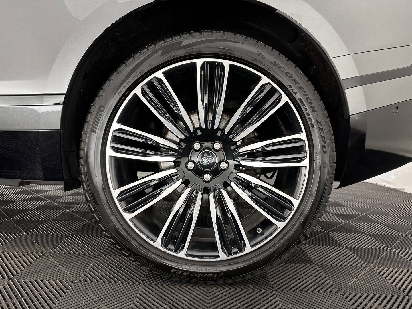 Land Rover Range Rover Velar 2.0 P300 Turbo AWD R-Dynamic HSE Aut. *PANO | HEAD-UP | LEATHER | MATRIX-LED | MEMORY-PACK | BLINDSPOT | MERIDIAN-SURROUND | DIGI-COCKPIT | CAMERA | KEYLESS | HEATED-COMFORTSEATS | PRIVACYGLASS | SHIFTPADDLES | TOWBAR | 22"A