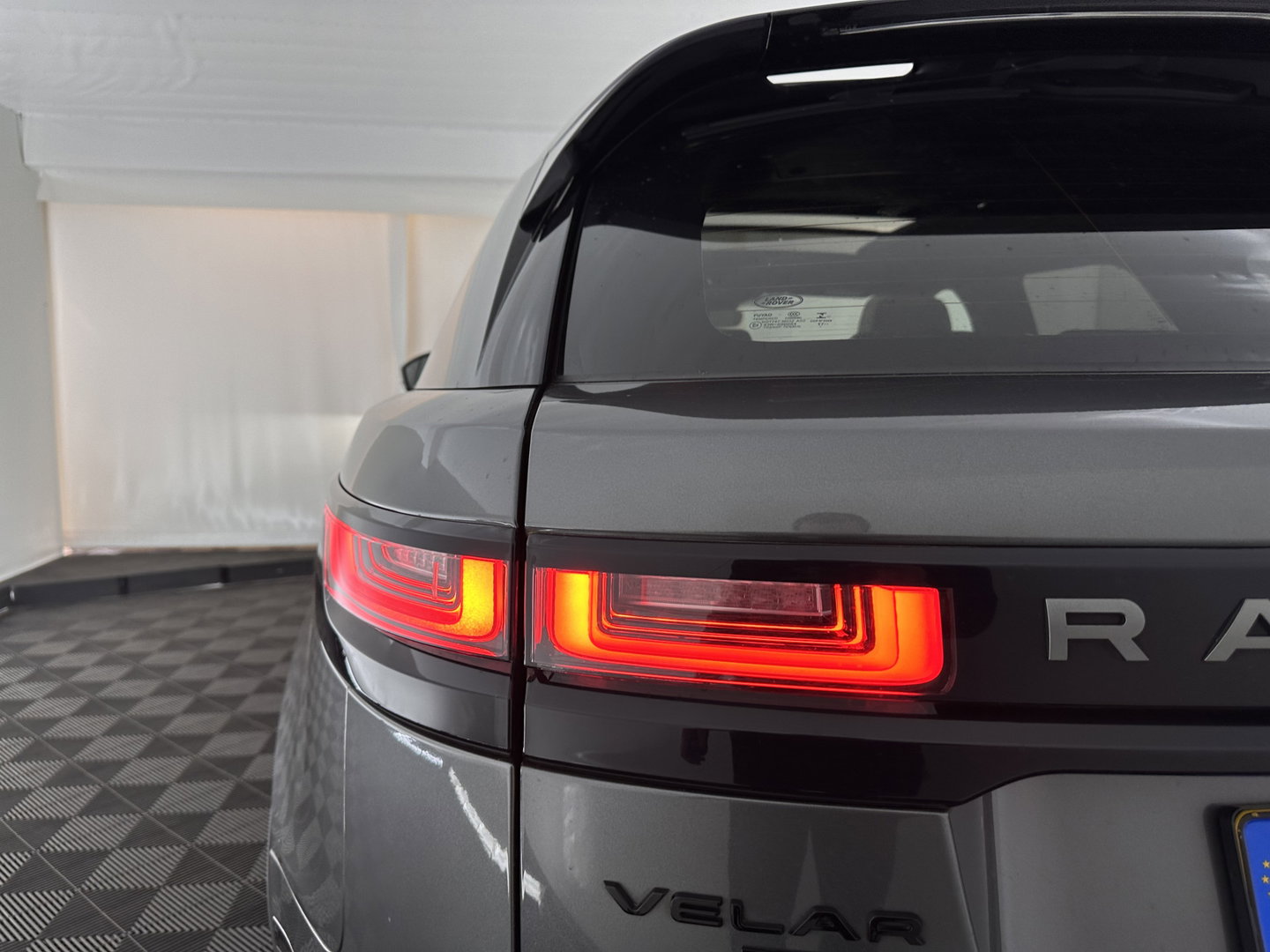 Land Rover Range Rover Velar 2.0 P300 Turbo AWD R-Dynamic HSE Aut. *PANO | HEAD-UP | LEATHER | MATRIX-LED | MEMORY-PACK | BLINDSPOT | MERIDIAN-SURROUND | DIGI-COCKPIT | CAMERA | KEYLESS | HEATED-COMFORTSEATS | PRIVACYGLASS | SHIFTPADDLES | TOWBAR | 22"A