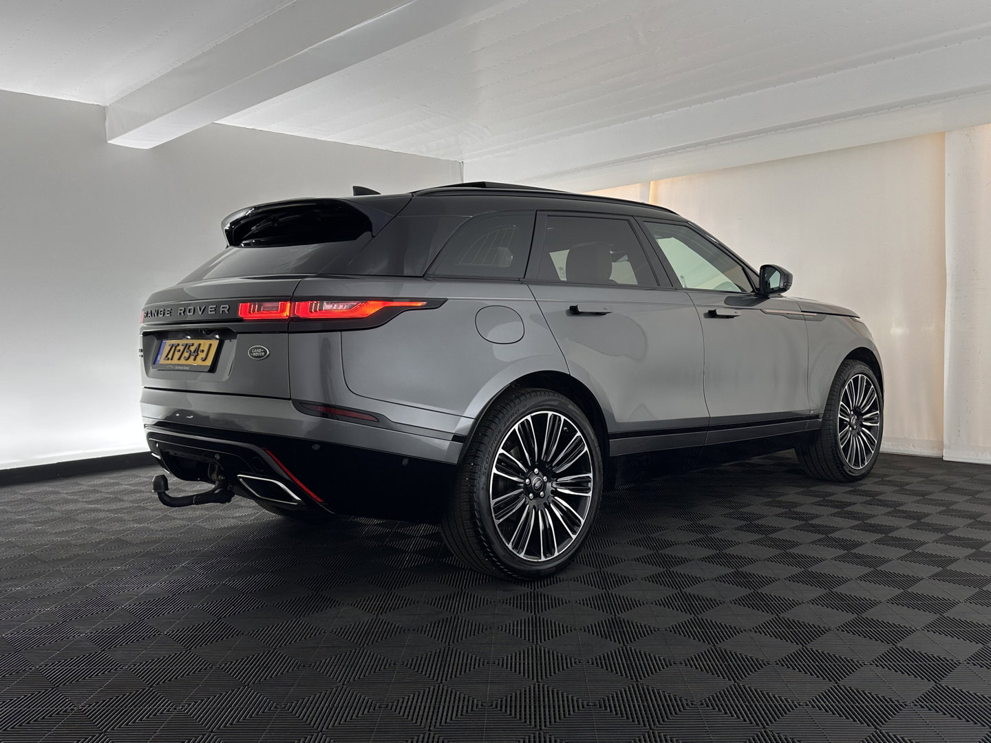 Land Rover Range Rover Velar 2.0 P300 Turbo AWD R-Dynamic HSE Aut. *PANO | HEAD-UP | LEATHER | MATRIX-LED | MEMORY-PACK | BLINDSPOT | MERIDIAN-SURROUND | DIGI-COCKPIT | CAMERA | KEYLESS | HEATED-COMFORTSEATS | PRIVACYGLASS | SHIFTPADDLES | TOWBAR | 22"A