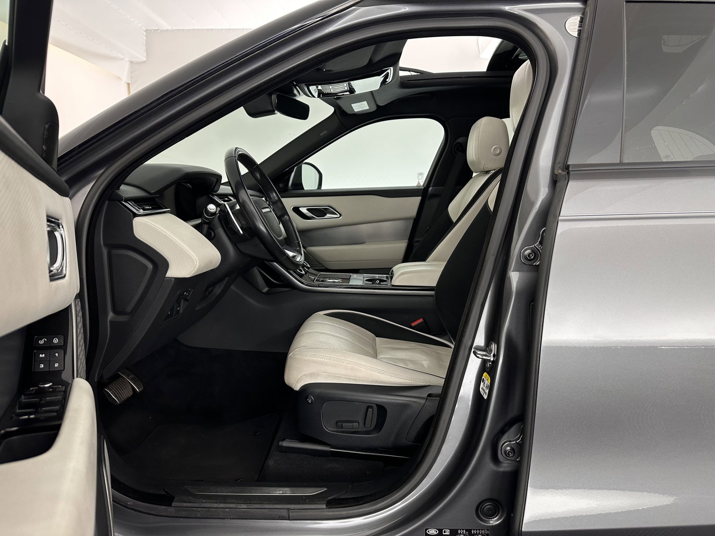 Land Rover Range Rover Velar 2.0 P300 Turbo AWD R-Dynamic HSE Aut. *PANO | HEAD-UP | LEATHER | MATRIX-LED | MEMORY-PACK | BLINDSPOT | MERIDIAN-SURROUND | DIGI-COCKPIT | CAMERA | KEYLESS | HEATED-COMFORTSEATS | PRIVACYGLASS | SHIFTPADDLES | TOWBAR | 22"A