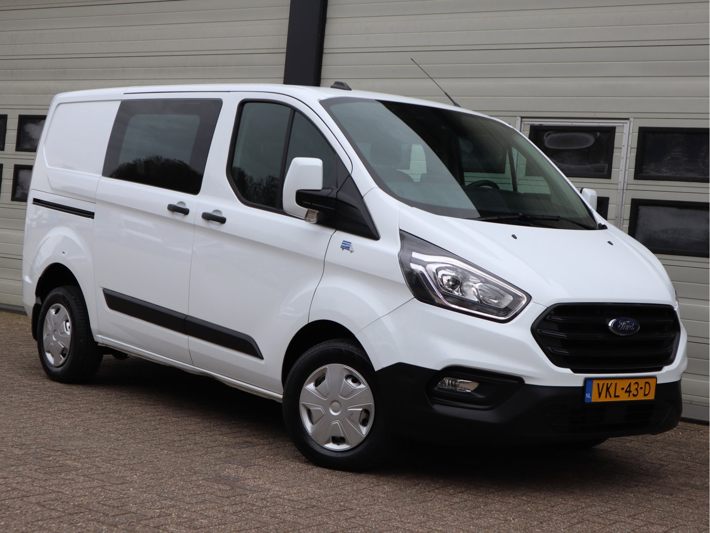 Ford Transit Custom 280 2.0 TDCI 130pk Euro 6 - DC 5 Pers. - Trekhaak - Airco - Navi