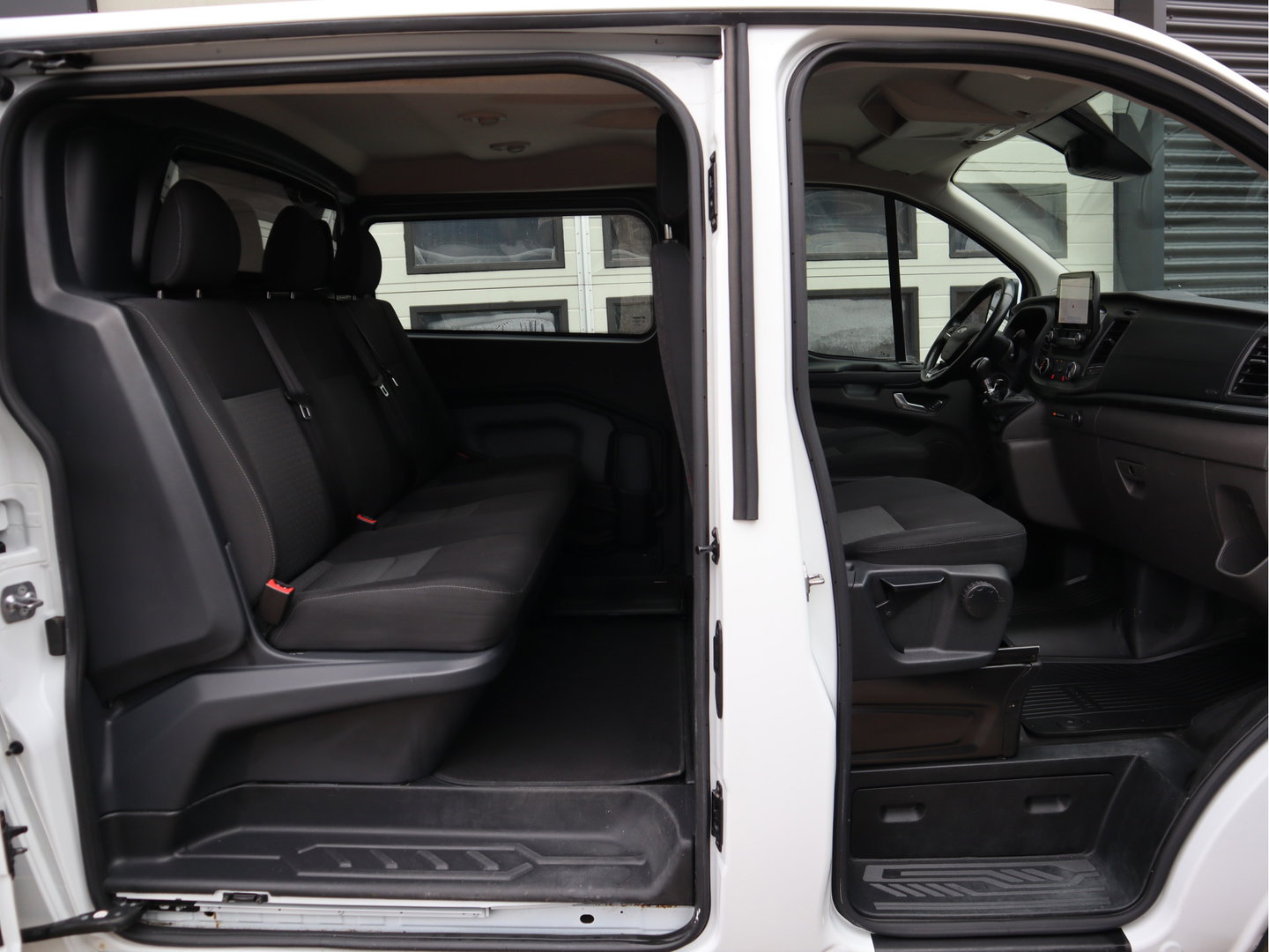 Ford Transit Custom 280 2.0 TDCI 130pk Euro 6 - DC 5 Pers. - Trekhaak - Airco - Navi