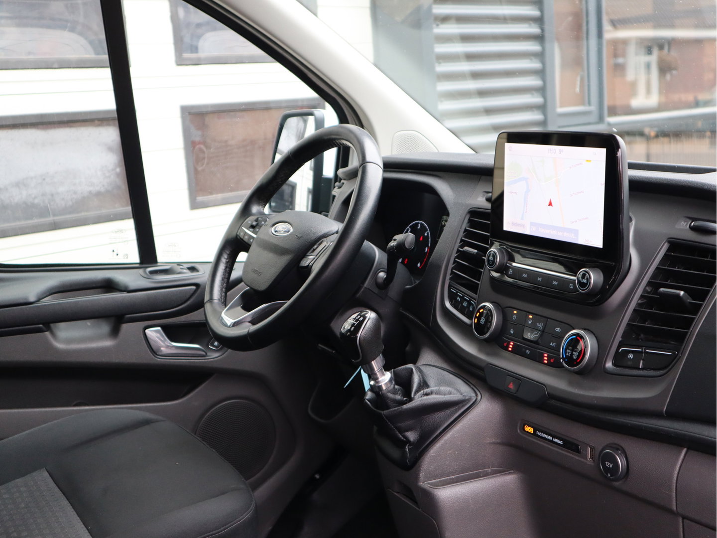 Ford Transit Custom 280 2.0 TDCI 130pk Euro 6 - DC 5 Pers. - Trekhaak - Airco - Navi