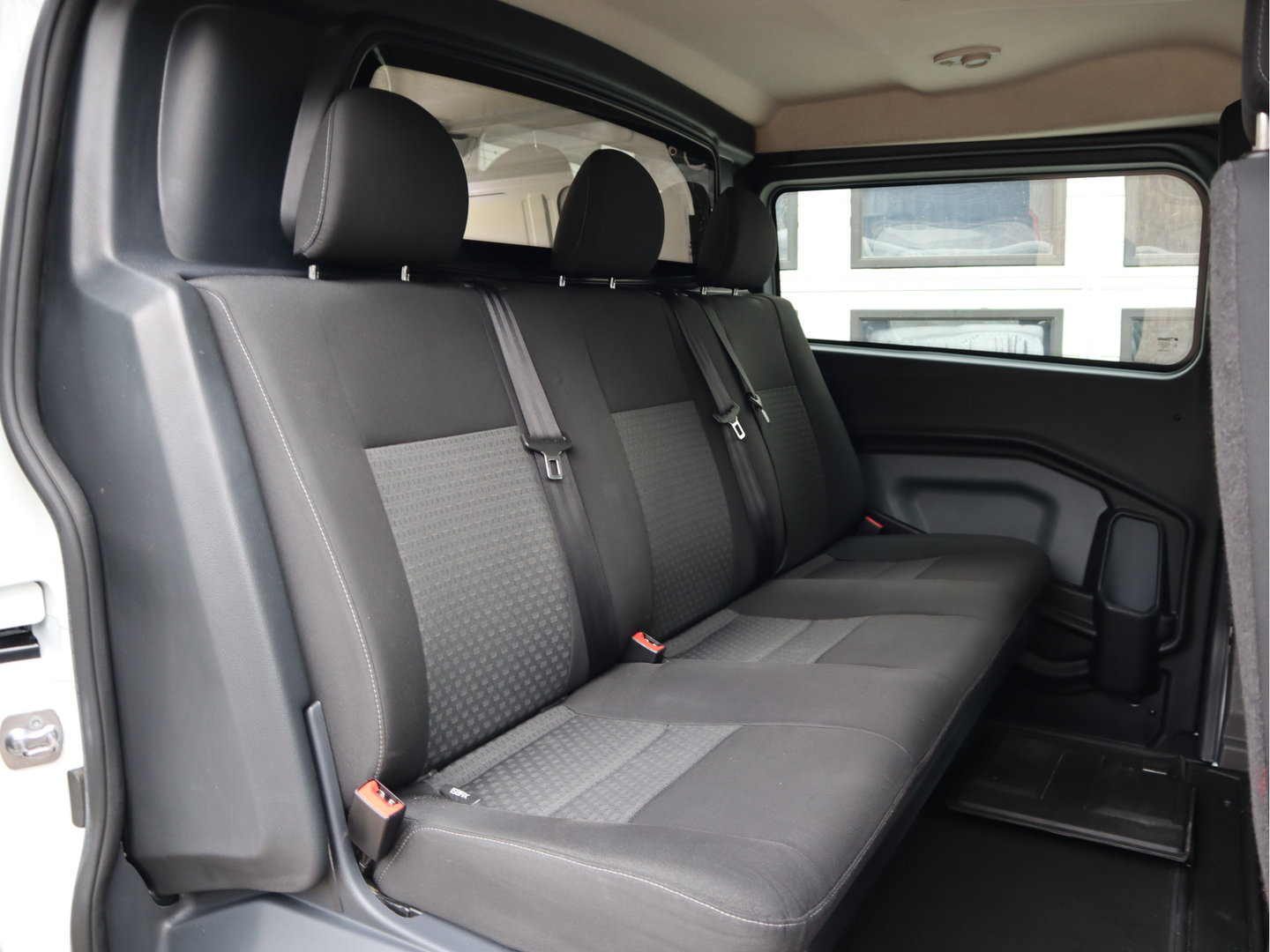 Ford Transit Custom 280 2.0 TDCI 130pk Euro 6 - DC 5 Pers. - Trekhaak - Airco - Navi