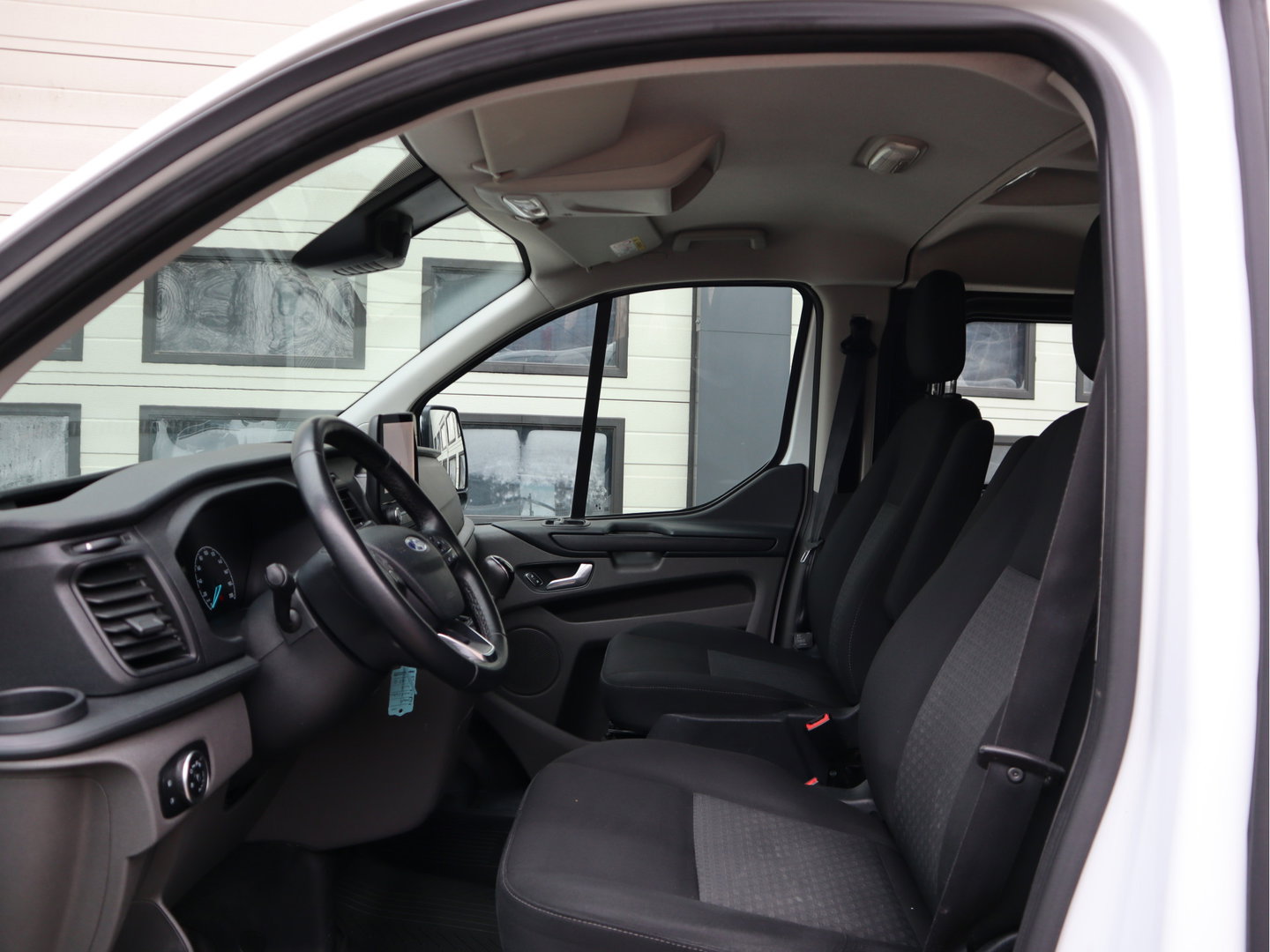 Ford Transit Custom 280 2.0 TDCI 130pk Euro 6 - DC 5 Pers. - Trekhaak - Airco - Navi