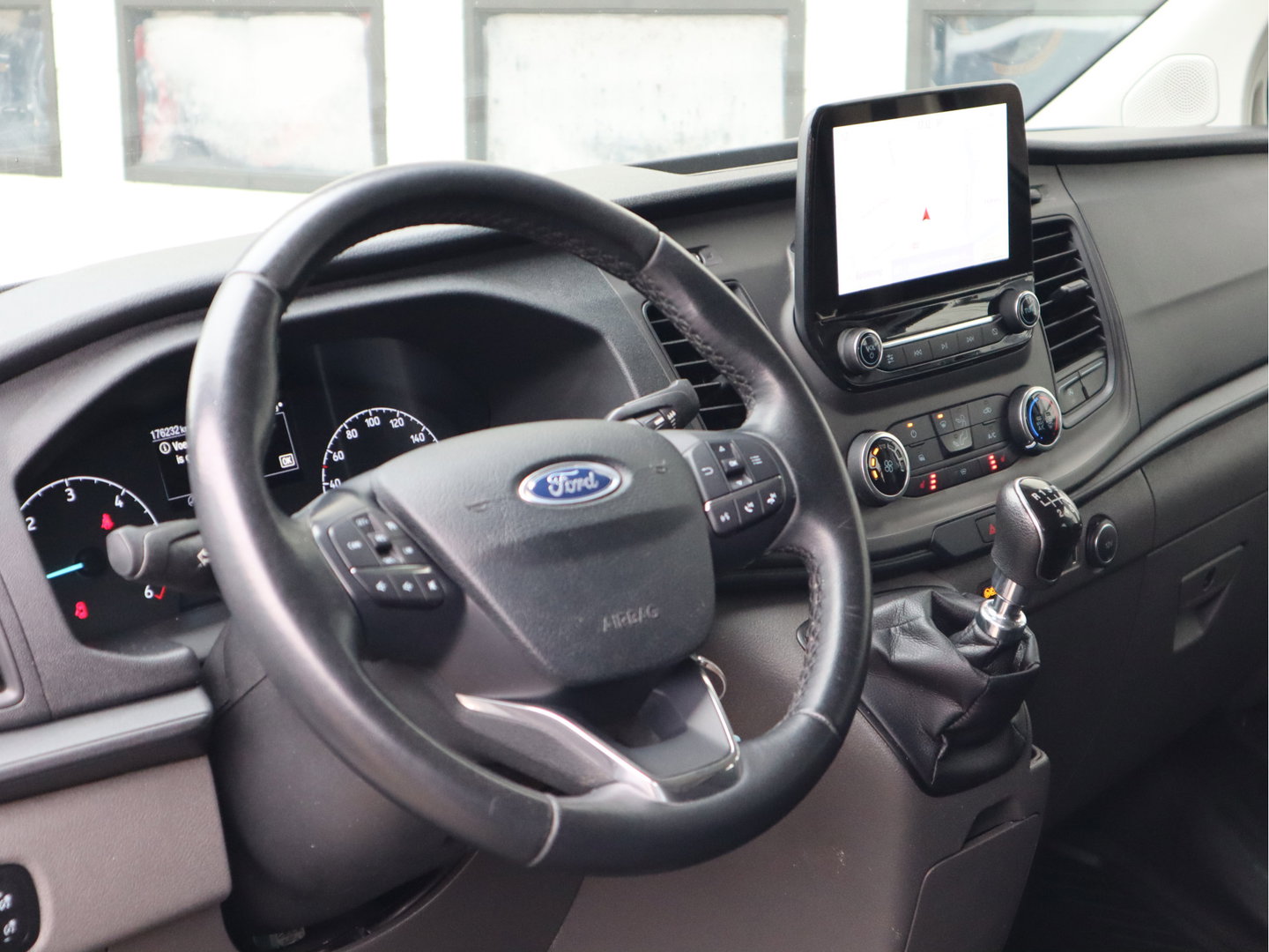 Ford Transit Custom 280 2.0 TDCI 130pk Euro 6 - DC 5 Pers. - Trekhaak - Airco - Navi