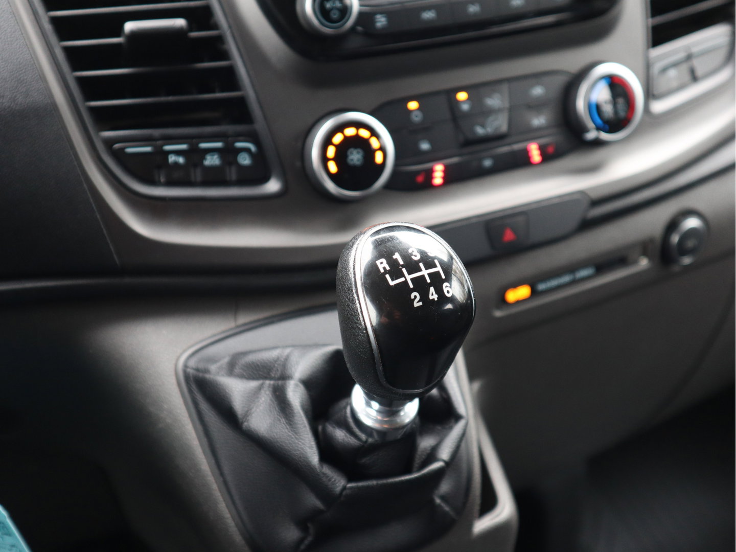 Ford Transit Custom 280 2.0 TDCI 130pk Euro 6 - DC 5 Pers. - Trekhaak - Airco - Navi