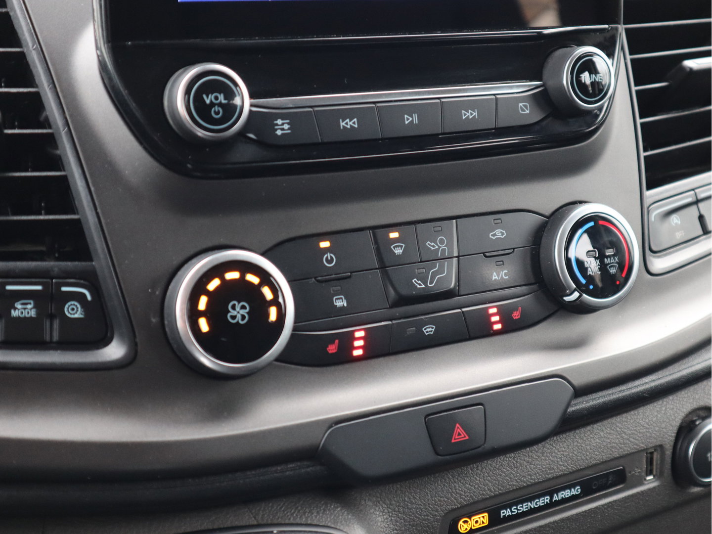 Ford Transit Custom 280 2.0 TDCI 130pk Euro 6 - DC 5 Pers. - Trekhaak - Airco - Navi