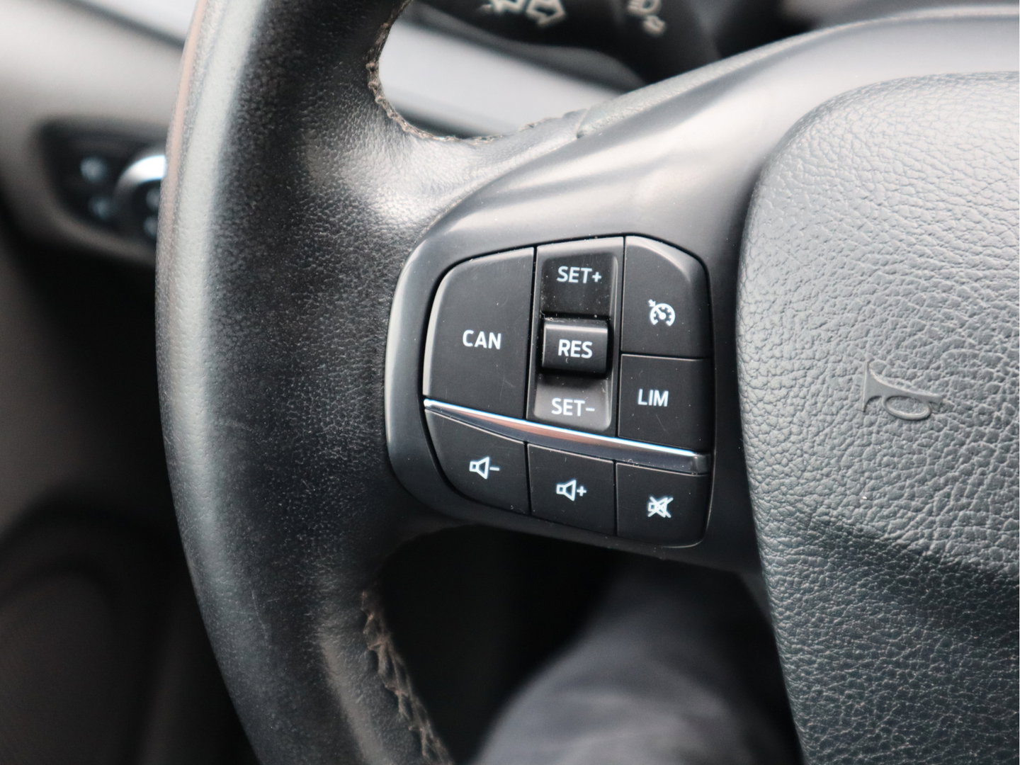 Ford Transit Custom 280 2.0 TDCI 130pk Euro 6 - DC 5 Pers. - Trekhaak - Airco - Navi